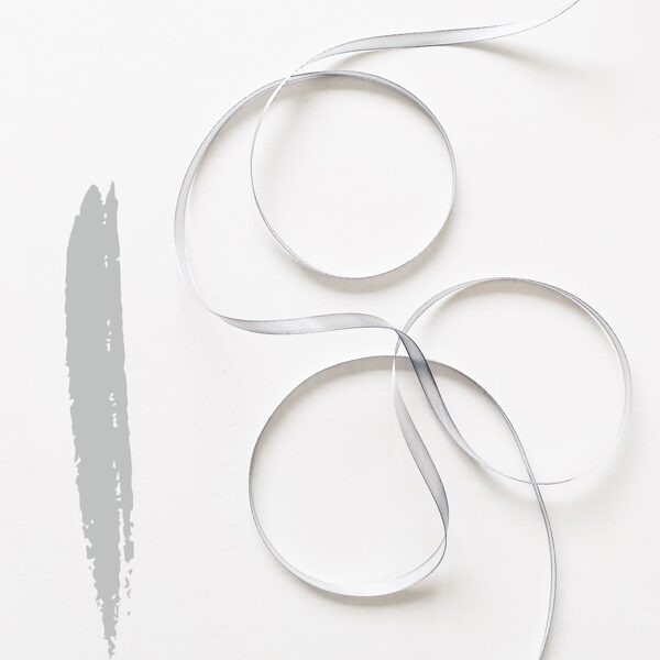 Gaiši pelēka atlasa lenta (1m)